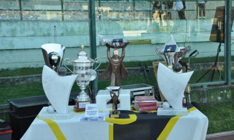 I premi esposti prima della finale dell&amp;apos;anno scorso ©viareggiocup.com