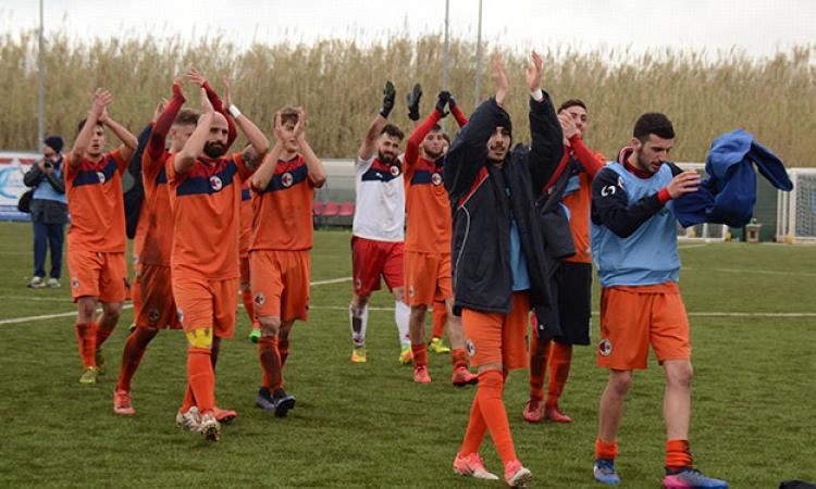 Il Ladispoli esulta dopo la vittoria con l&amp;apos;Unipomezia (©Torrisi)