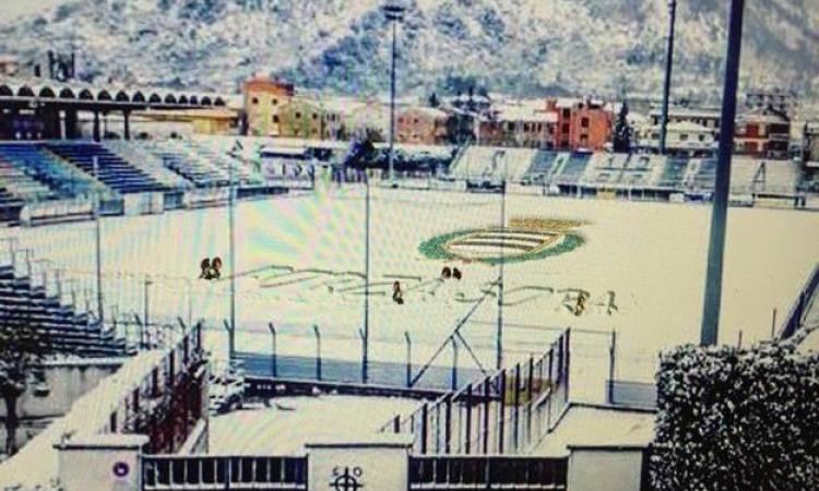 Stadio Tomei ricoperto dalla neve @SoraCalcio