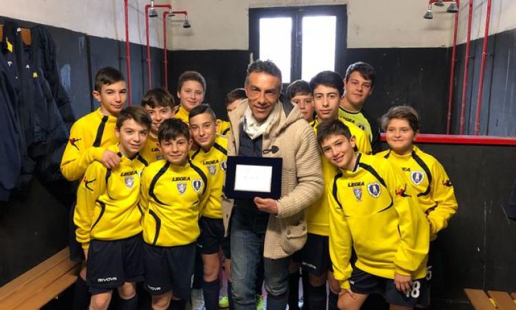 Rizzo premiato dai ragazzi di mister Voltarella @AtleticoMorena