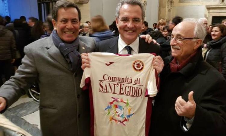 Betturri e D&amp;apos;Alessio donano una maglia del Trastevere