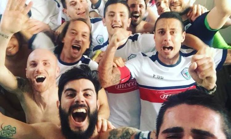 La festa nello spoglitoio rossoblu dopo la vittoria di Subiaco