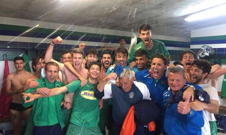 I festeggiamenti di giocatori e staff dopo la vittoria-salvezza contro il Canale Monterano