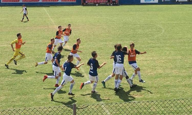 I nerazzurri festeggiano la prodezza di Grieco che vale lo 0-1