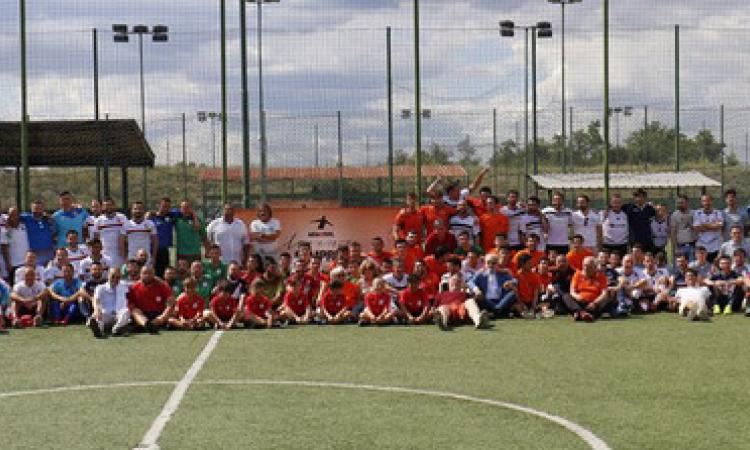 Foto di gruppo con tutte le squadre che hanno preso parte al Memorial Semprini
