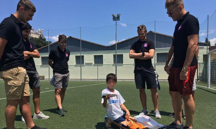 I ragazzi dell&amp;apos;Asilo Savoia ed il talentino della Romulea a cui hanno regalato gli scarpini