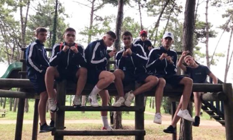 Final Six, il Tor di Quinto è in Emilia Romagna: il relax di alcuni ragazzi nel parco di fronte l&amp;apos;hotel ©GazReg