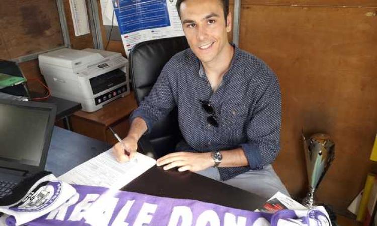 In foto il momento della firma di Barbetti