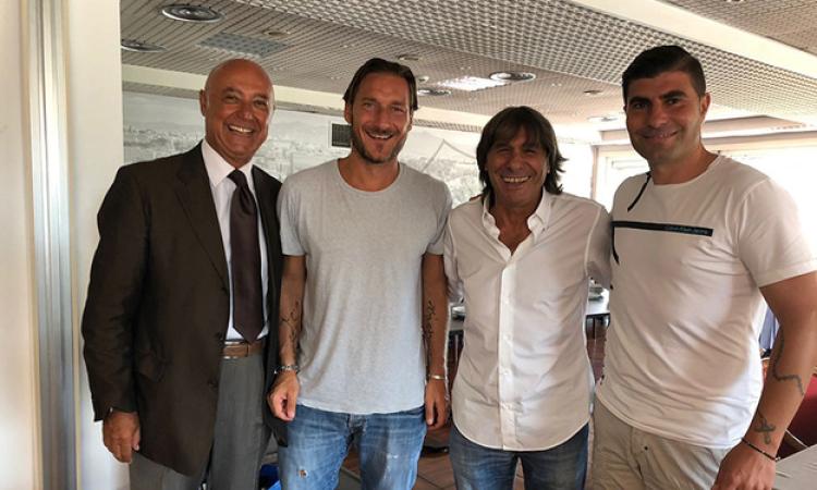 Foto di gruppo con Totti e Conti dopo la firma dell&amp;apos;accordo