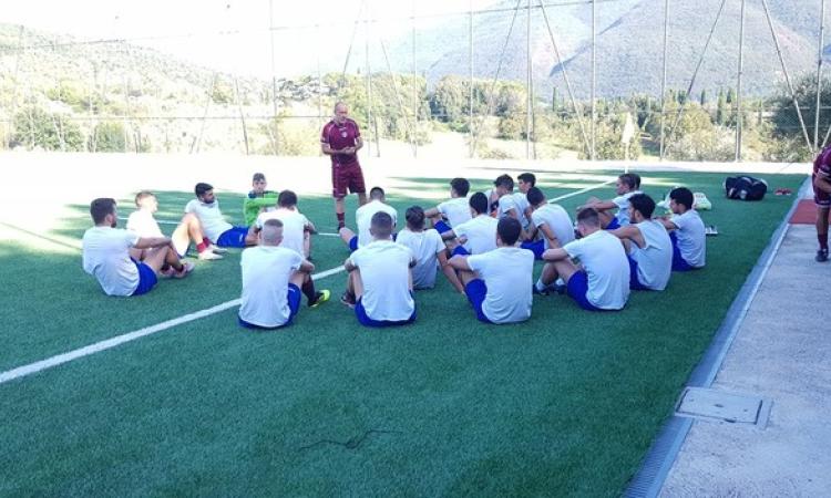 La squadra della Tivoli Calcio 1919 ascolta Andrea Di Giovanni in allenamento