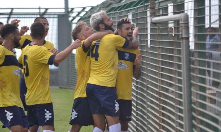 L&amp;apos;esultanza dell&amp;apos;Albalonga dopo il gol di Massella