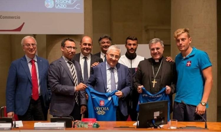 Il momento della donazione delle maglie del Monte Savoia al Procuratore Pignatone e all&amp;apos;Arcivescovo Lorefice