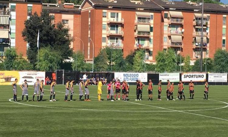 Le due squadre prima del fischio d&amp;apos;inizio