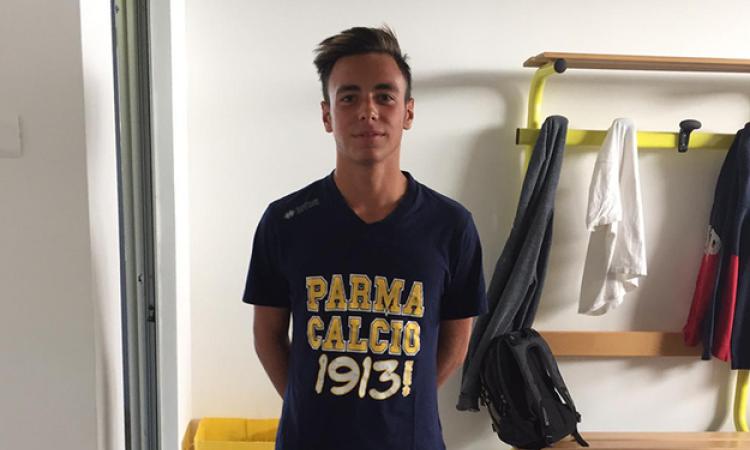 Ladispoli, Palone con la maglia del Parma ©GazReg