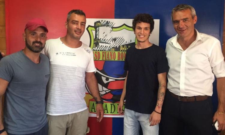 La dirigenza del Fiano Romano con il centrocampista Giulio Sette