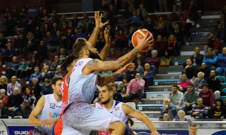 Tomassini a canestro