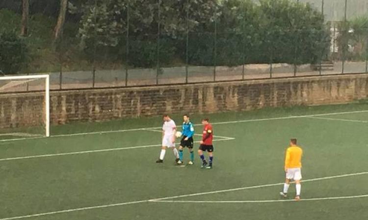 L&amp;apos;arbitro valuta le condizioni del campo