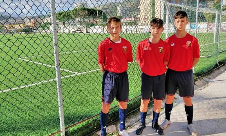 Un trio gialloblù con la maglia del Genoa