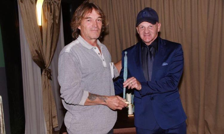 Gianni Boccia riceve il premio da Giuseppe Iachini