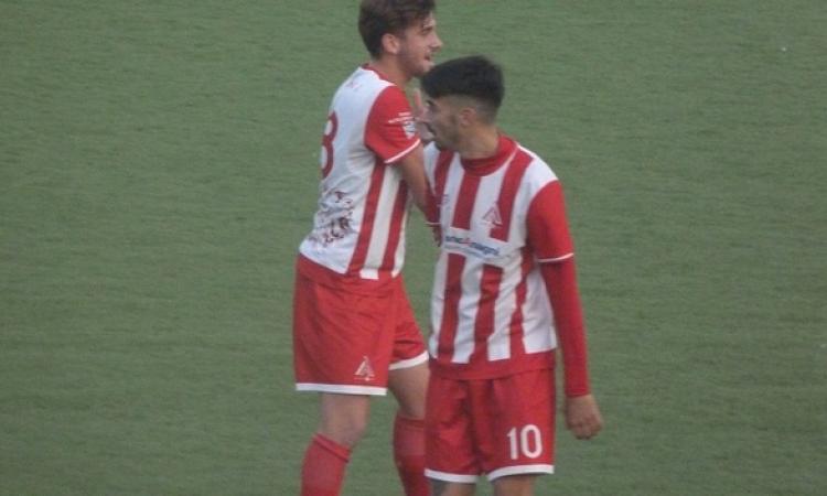 Luca Di Giovanni riceve il &amp;quot;cinque&amp;quot; dopo il gol del pari da Stazi (Foto GazReg)