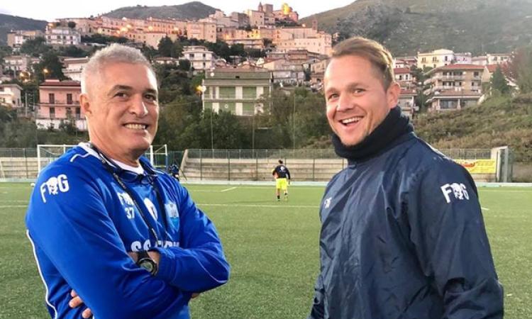 Sulla sinistra mister Pernarella, a destra il bomber del Formia Vincenzo Zaccaro