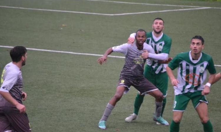 Carlos Jorge Nascimento Antunes mentre fa a sportellate con i difensori della Semprevisa