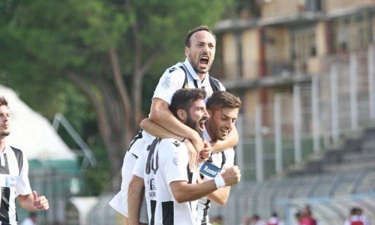 Guido Vezzoli in maglia Sora (in alto sopra ai compagni) (foto Facebook)