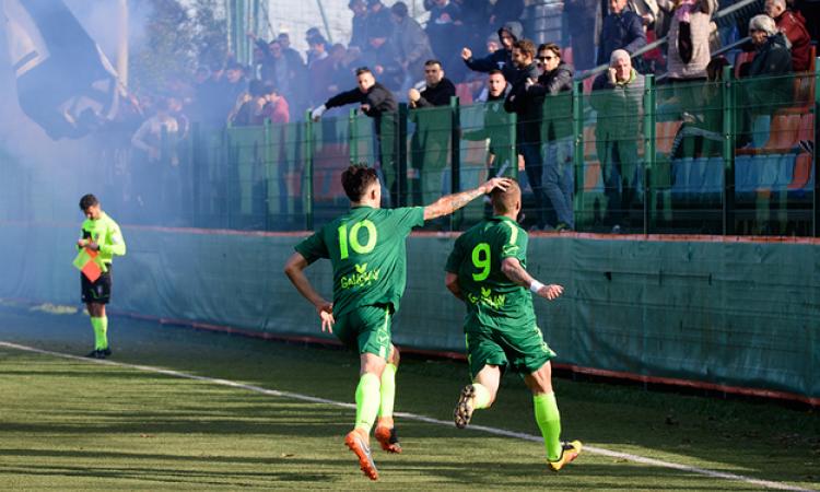 Atletico Morena: Pascucci segna il momentaneo 1-1 e va ad esultare con i tifosi biancoblù ©Cippitelli