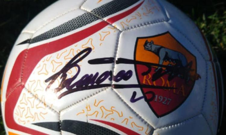 Il premio, il pallone autografato