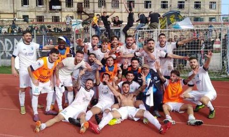 I giocatori del Formia festeggiano dopo la vittoria nel derby di Gaeta: ci riproveranno domenica
