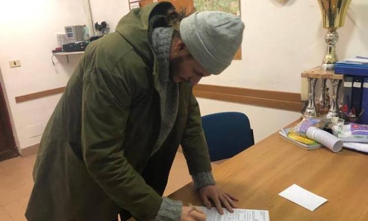 La Rosa al momento della firma nella sede rossoblù