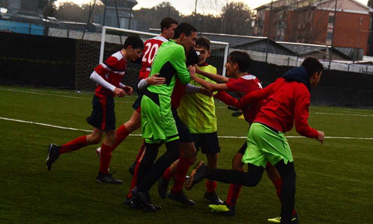 L&amp;apos;abbraccio del Grifone dopo il goal finale (©Torrisi)