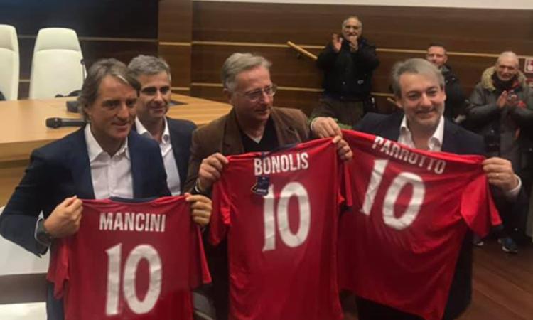 Il presidente del Grifone Gismondi regala una maglia a Mancini, Bonolis e Parrotto ©GazReg