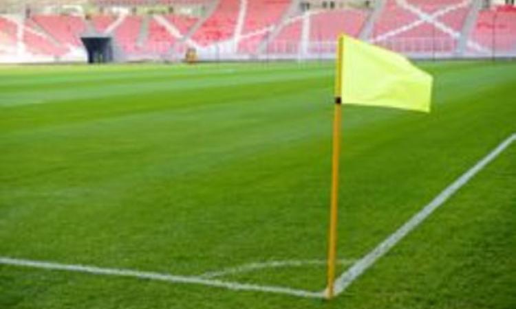 Prova a colpire l'arbitro con la bandierina: fermato Cavallaro