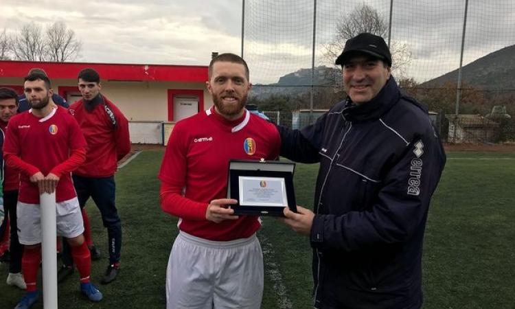 Festa omaggiato prima del fischio d&amp;apos;inizio