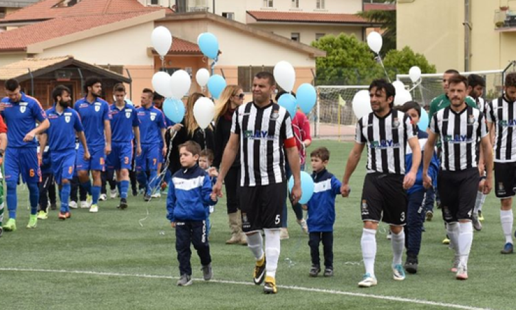 L&amp;apos;ingresso in campo delle due squadre nella partita dell&amp;apos;anno scorso @FbItri