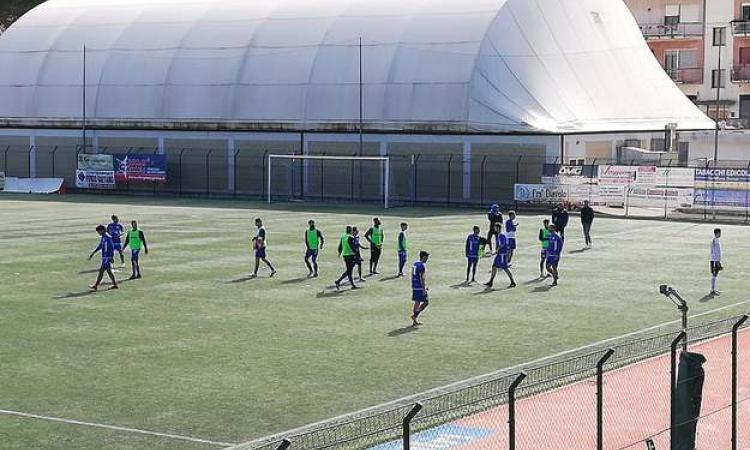 I calciatori dell&amp;apos;Itri chiamati a raccolta sotto lo spicchio di &amp;apos;Ultras&amp;apos; di fede biancazzurra ©Gaz_Reg