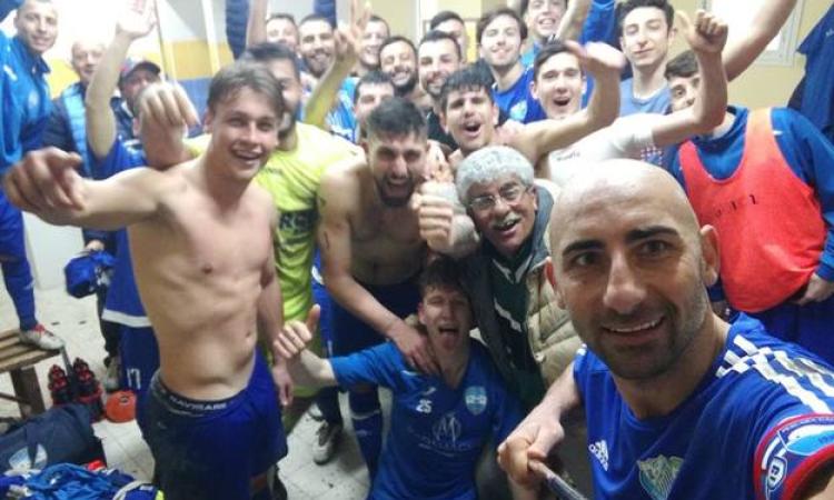 La festa negli spogliatoi (foto Suio)