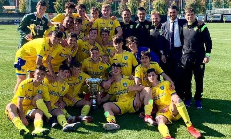 Il Frosinone esulta con la coppa