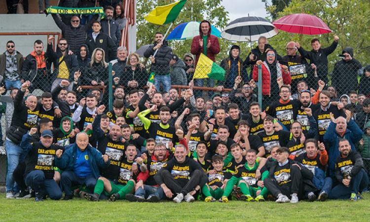 La gioia di tutta la Pro Calcio Tor Sapienza al triplice fischio (©Bastianelli)