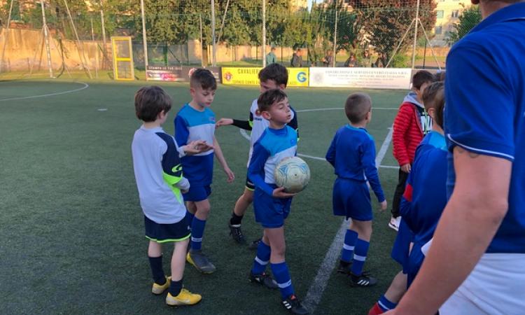 Le due squadre si salutano al termine della partita