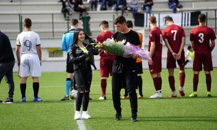La consegna dei fiori ad Elena Ghigiarelli, sorella di Federico ©Paoluzzi  