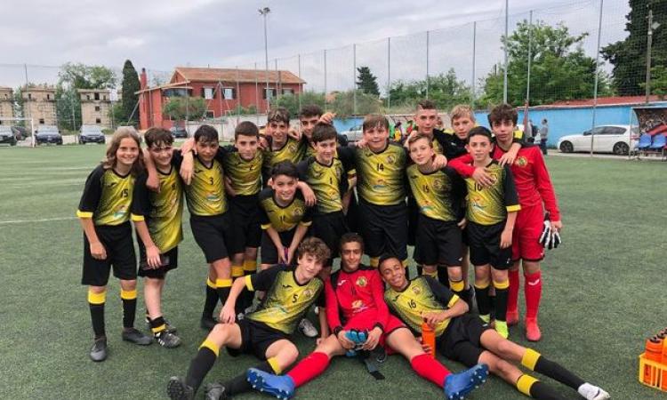 L&amp;apos;Honey Soccer in posa dopo la vittoria