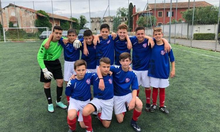 I ragazzi del SFF Atletico in posa dopo la vittoria 