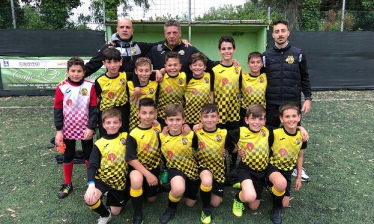 I &amp;quot;Pulcini&amp;quot; dell&amp;apos;Honey Soccer in posa dopo ls vittoria