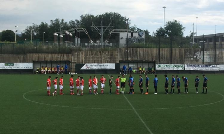 Le due squadre all&amp;apos;ingresso in campo (FOTO GazReg)