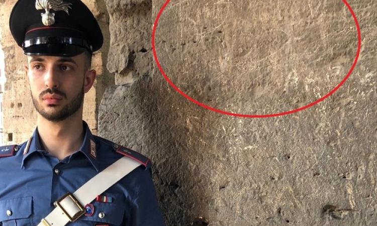 Incide le sue iniziali sul Colosseo: sorpreso e denunciato