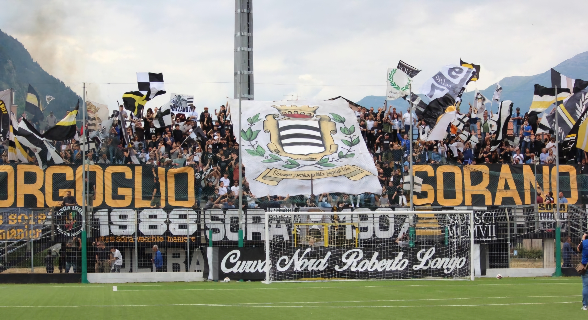 La bellissima coreografia della curva bianconera (Foto © Sora Calcio) 