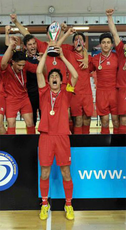 Capitan Fabozzi alza la coppa
