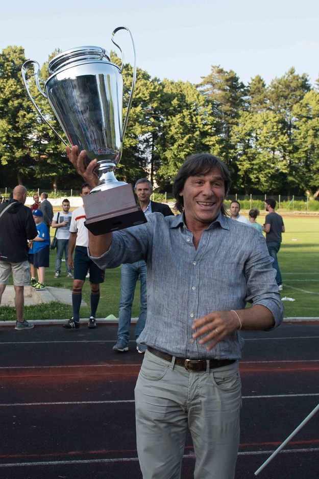 Bruno Conti alza la coppa al cielo ©photosportiva.it